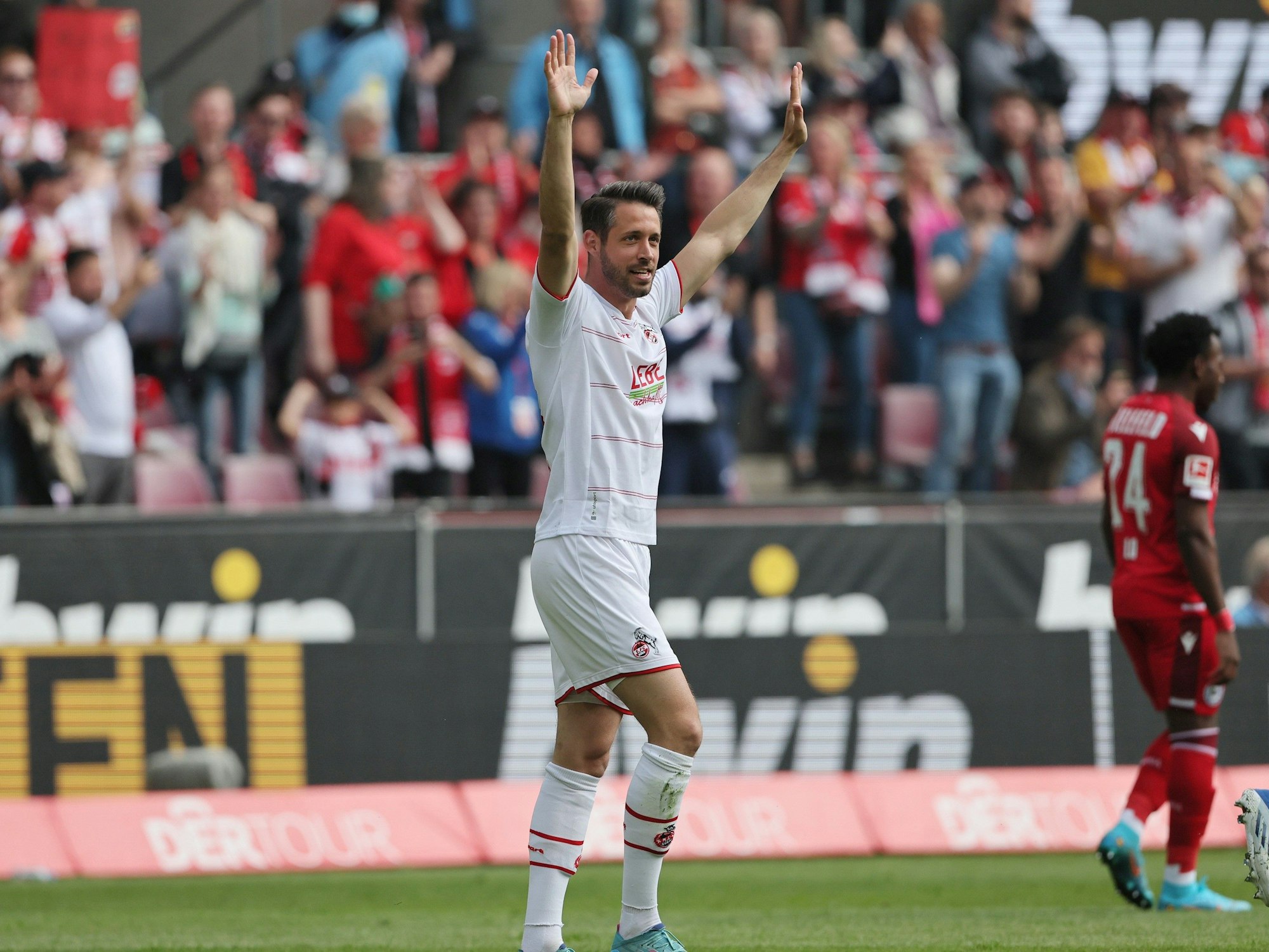 Mark Uth jubelt über seinen Treffer gegen Bielefeld.
