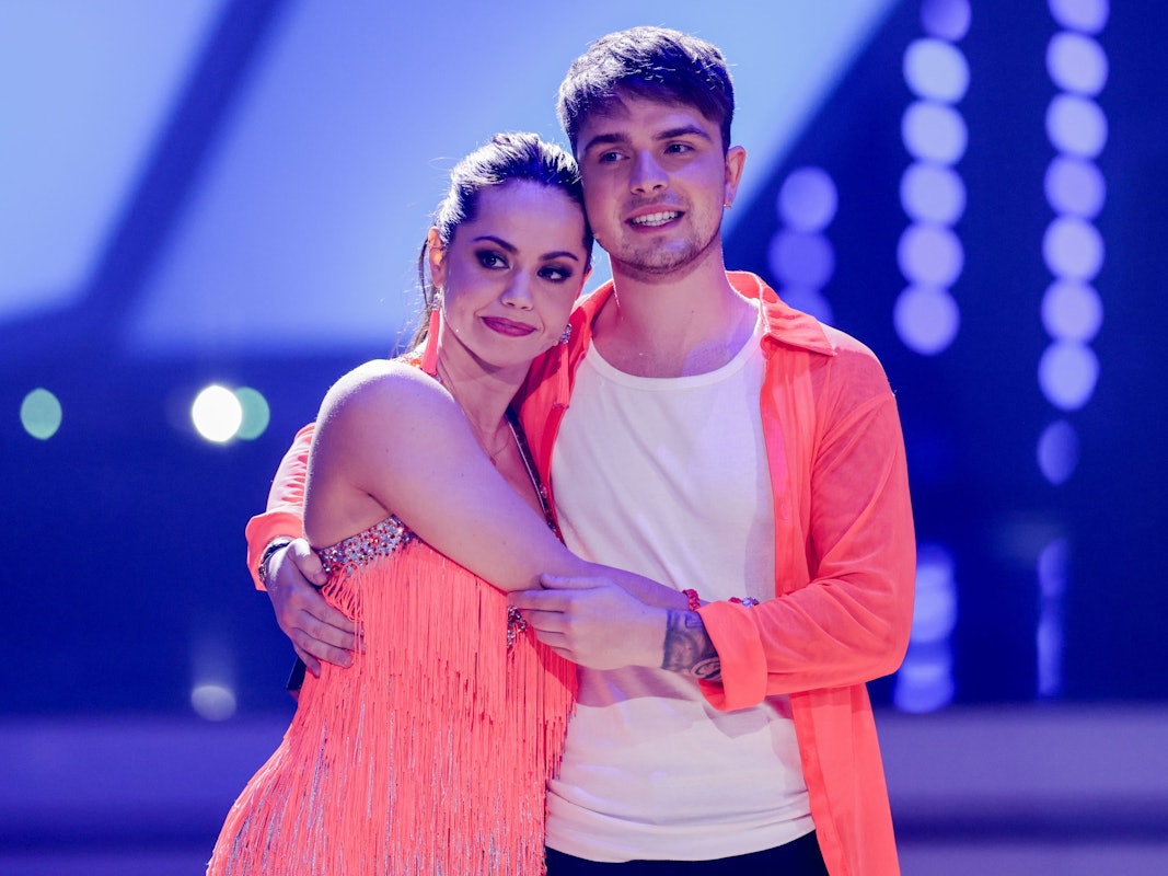 Mike Singer, Sänger, und Christina Luft, Profitänzerin, stehen am 22. April 2022 in der RTL-Tanzshow „Let's Dance“ im Coloneum zusammen.