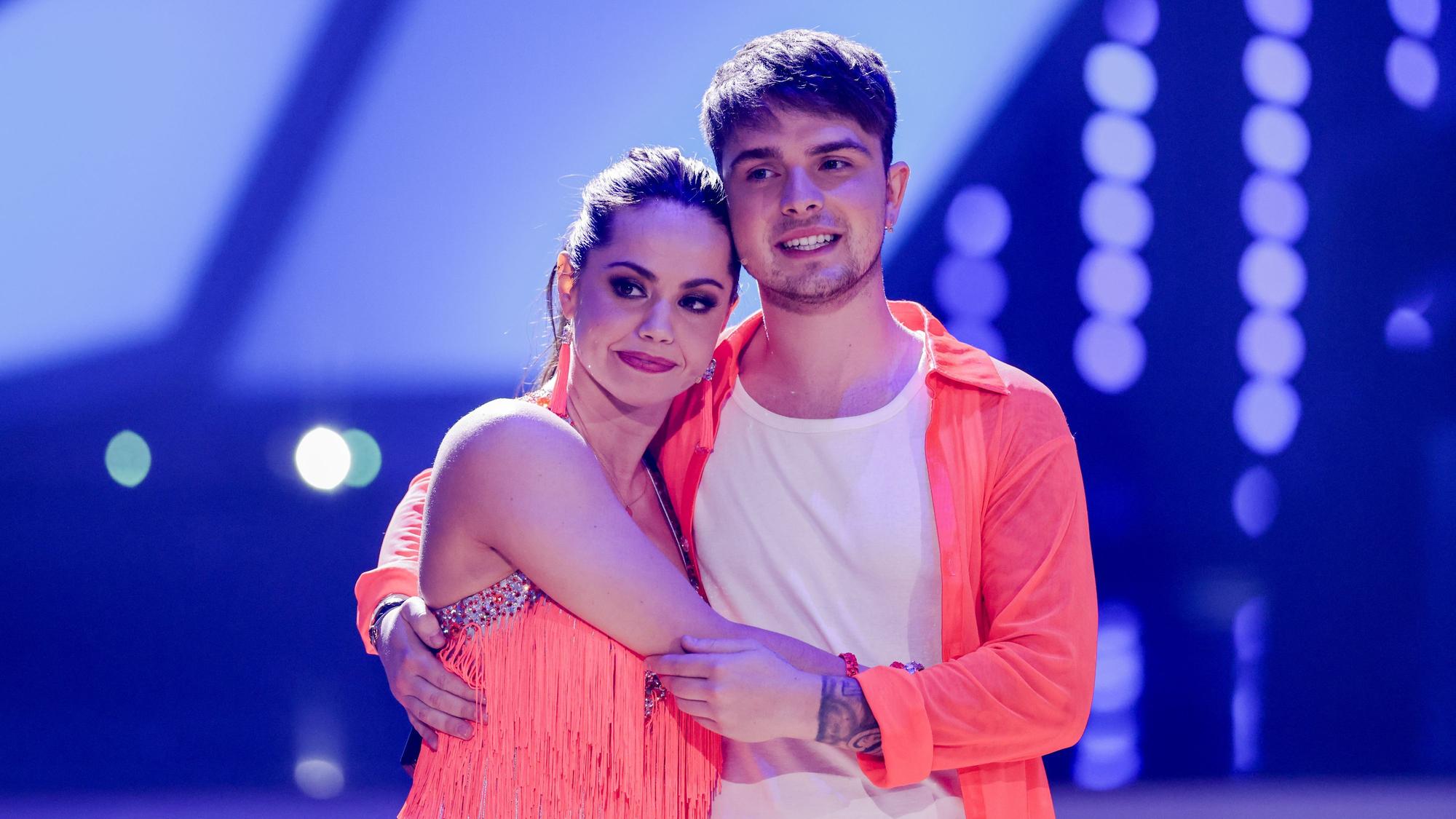 Mike Singer, Sänger, und Christina Luft, Profitänzerin, stehen am 22. April 2022 in der RTL-Tanzshow „Let's Dance“ im Coloneum zusammen.