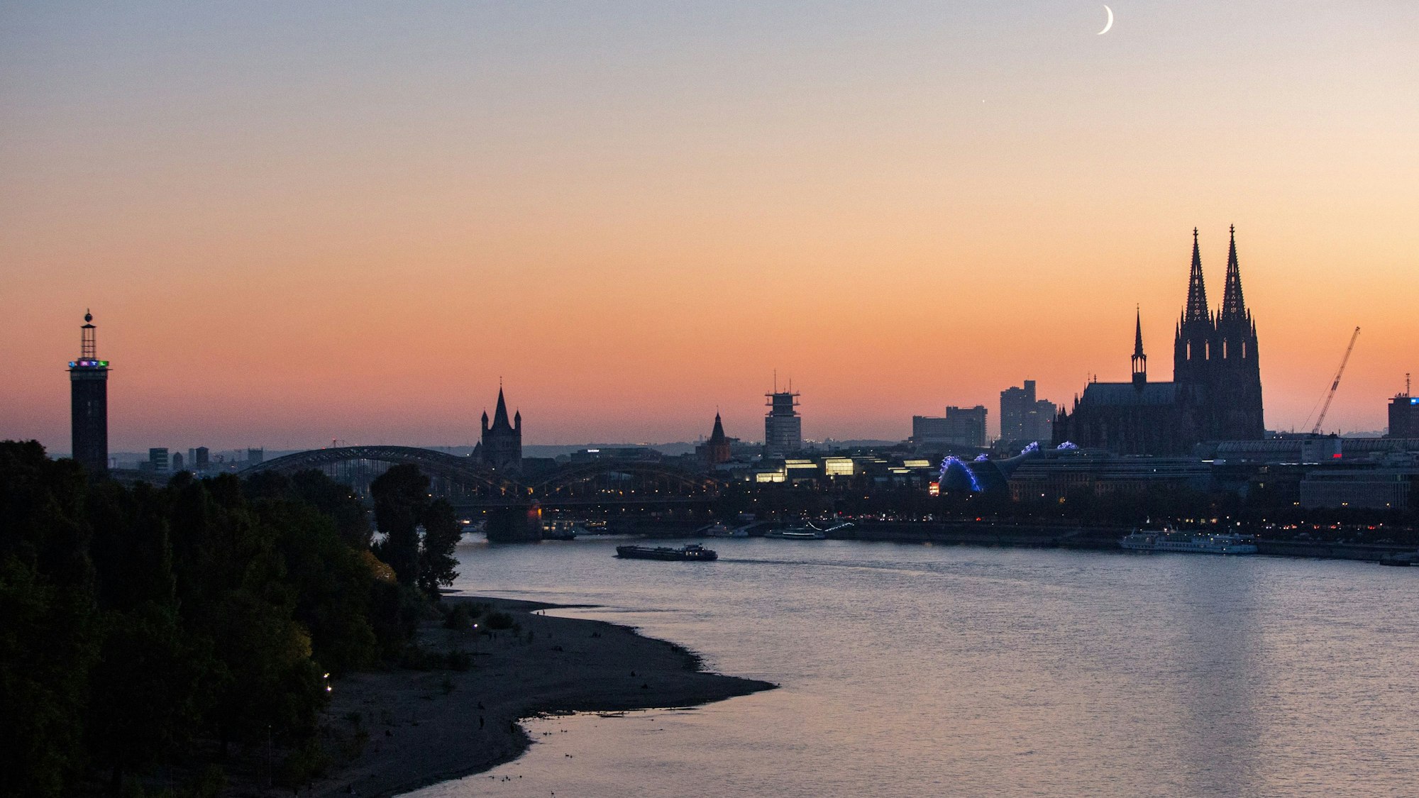Der Ausblick von der Kölner Seilbahn über den Rhein bei Sonnenuntergang. EXPRESS.de stellt 11 Dinge vor, die jeder mal in Köln gesehen und erlebt haben muss.