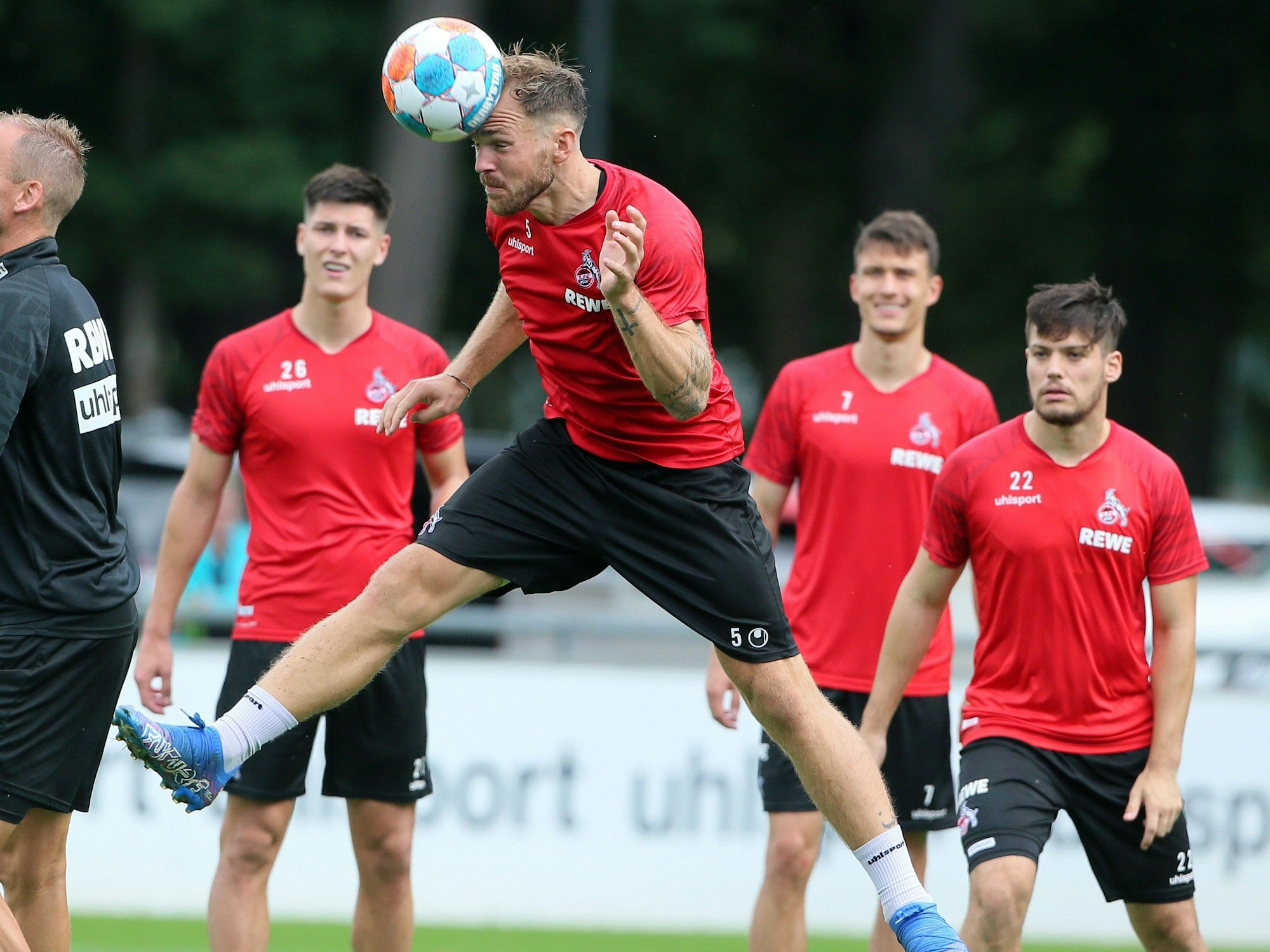 Rafael Czichos köpft den Ball.