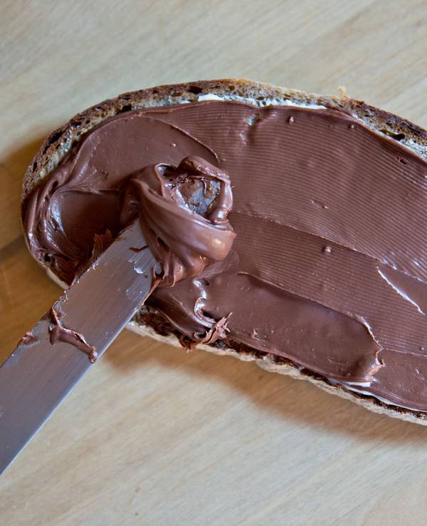 Rückruf bei Aldi: Es geht um eine beliebte Brotsorte, vor der gewarnt wird. Unser Symbolfoto wurde 2013 geschossen. ARCHIV - Eine Scheibe Schwarzbrot mit Butter und Nutella, aufgenommen am 15.04.2013 in Nürnberg (Bayern). (zu "Nutella wird heller - Mehr Zucker, weniger Kakao" vom 06.11.2017) Foto: Daniel Karmann/dpa +++ dpa-Bildfunk +++