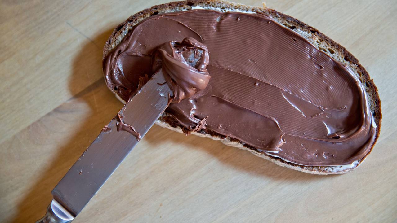 Rückruf bei Aldi: Es geht um eine beliebte Brotsorte, vor der gewarnt wird. Unser Symbolfoto wurde 2013 geschossen. ARCHIV - Eine Scheibe Schwarzbrot mit Butter und Nutella, aufgenommen am 15.04.2013 in Nürnberg (Bayern). (zu "Nutella wird heller - Mehr Zucker, weniger Kakao" vom 06.11.2017) Foto: Daniel Karmann/dpa +++ dpa-Bildfunk +++