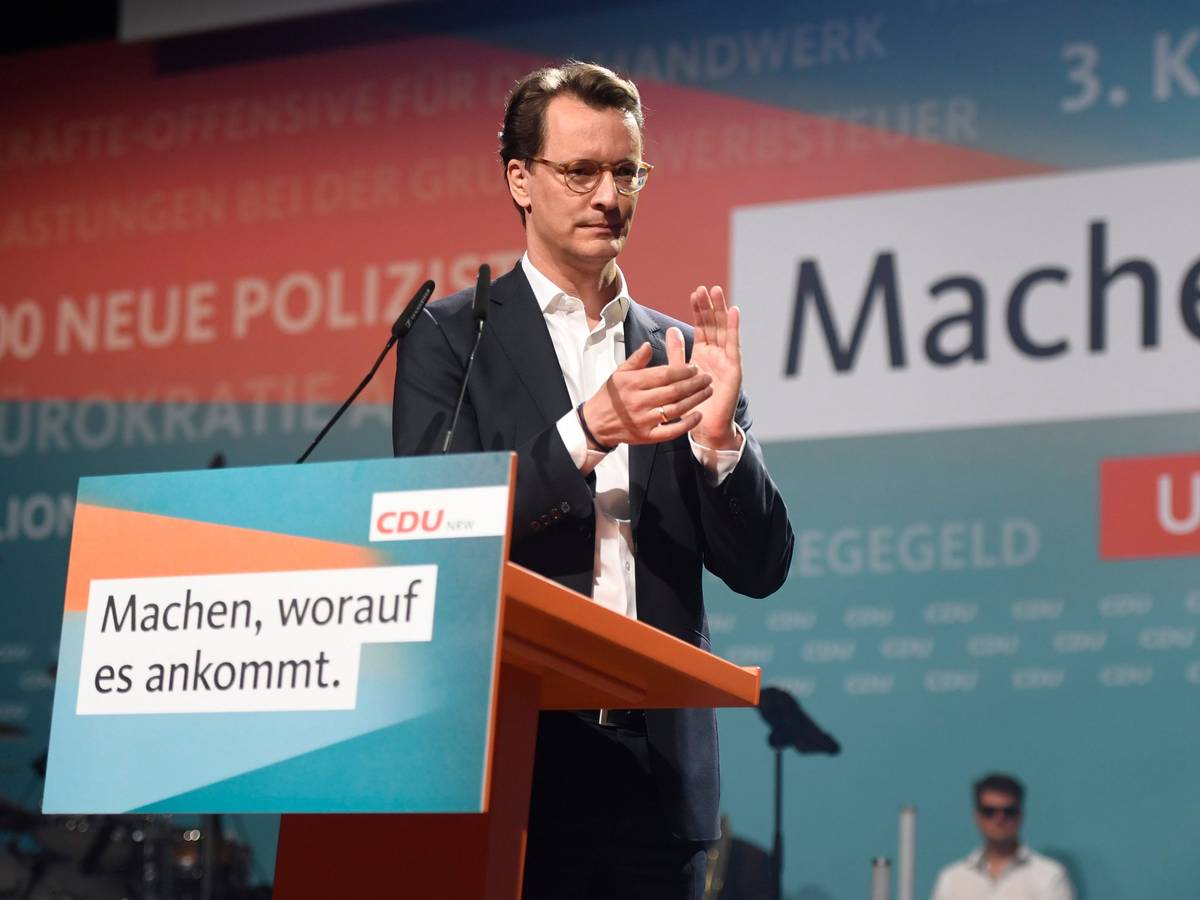 Hendrik Wüst applaudiert auf einem Podium bei einer CDU-Veranstaltung.
