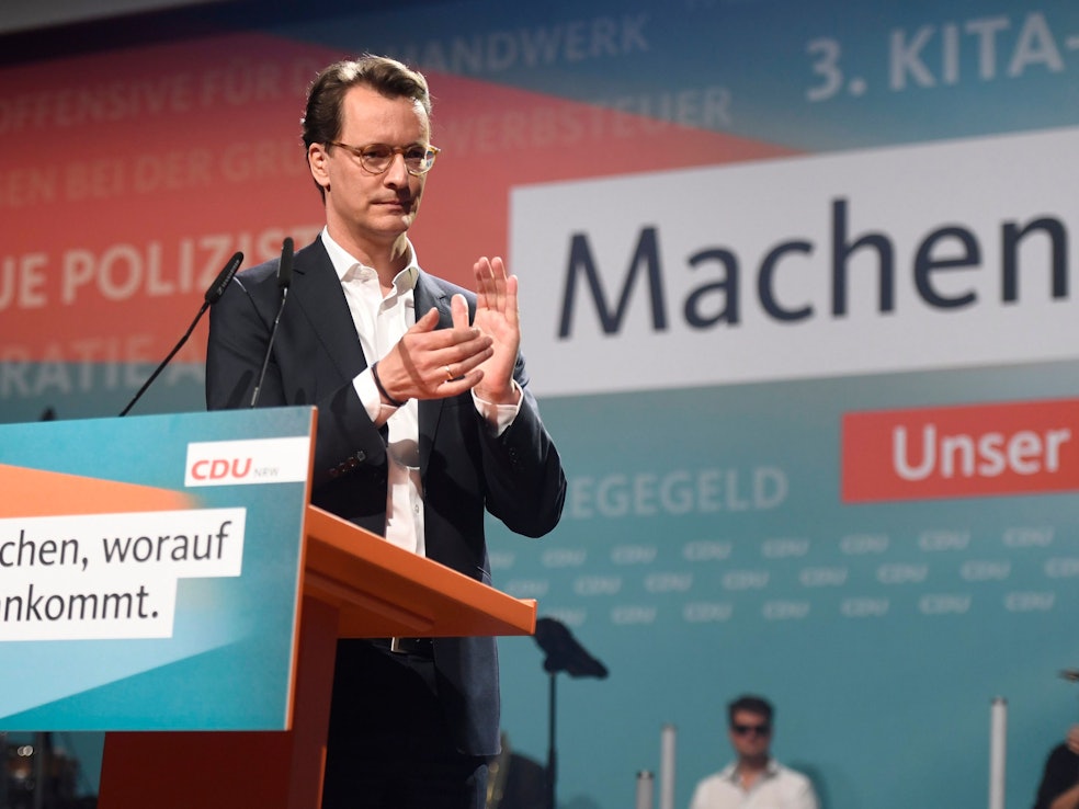 Hendrik Wüst applaudiert auf einem Podium bei einer CDU-Veranstaltung.