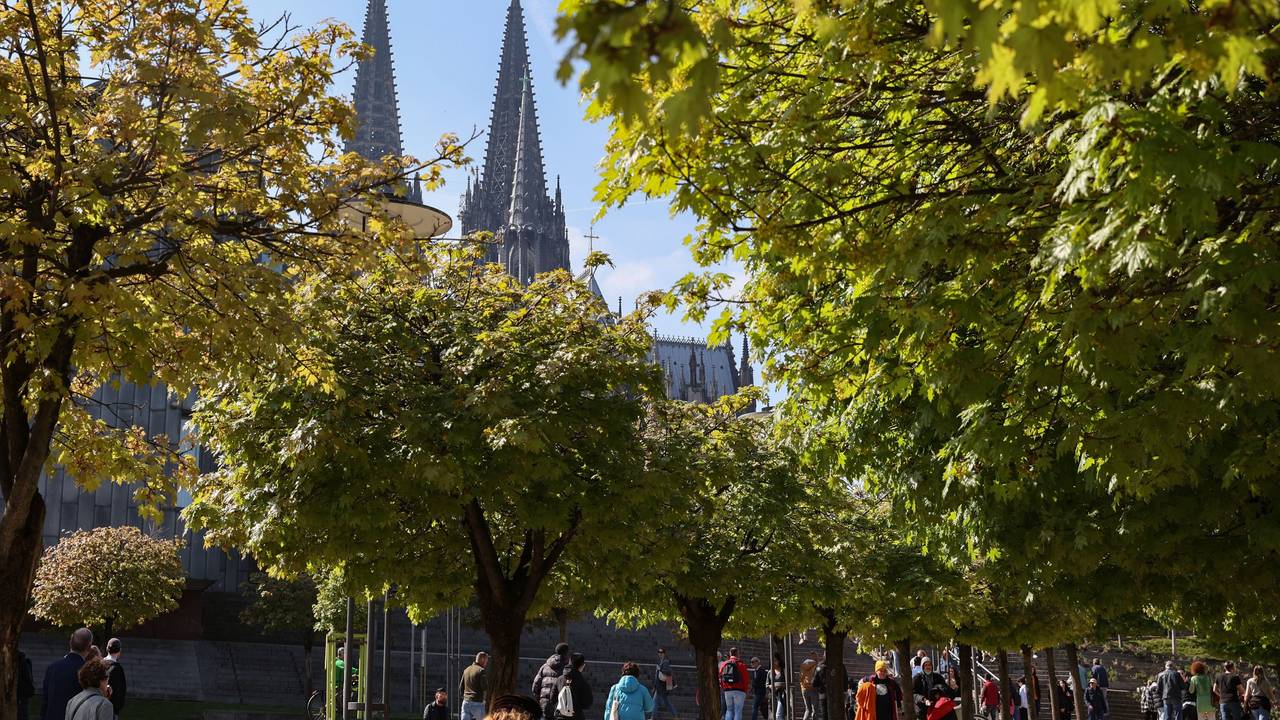 Rheinufer mit Blick auf Kölner Dom