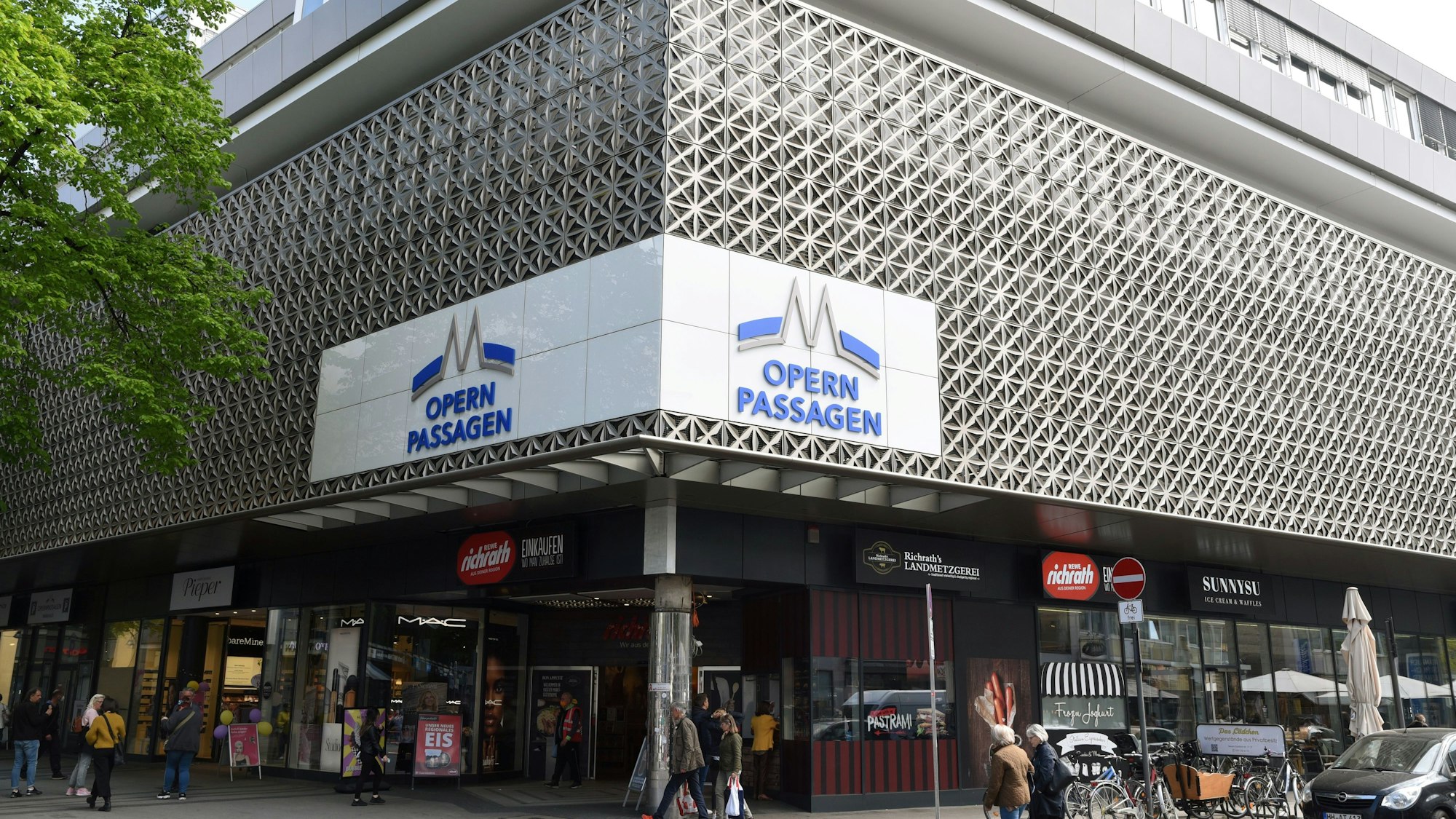 Außenansicht der Opern-Passagen in Köln, über dem Eingang prangen zwei große Schilder mit dem Namen.