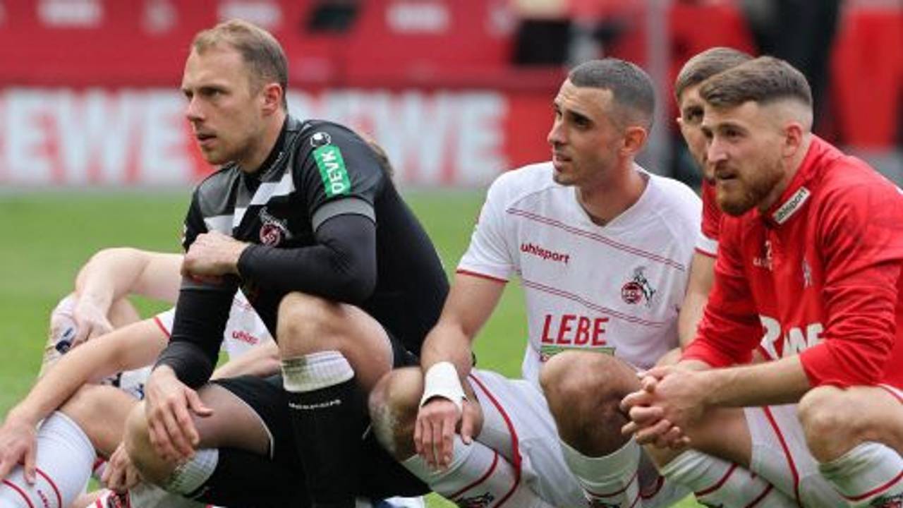 Marvin Schwäbe (l.) kniet mit Ellyess Skhiri, Jeff Chabot und Salih Özcan auf dem Boden.