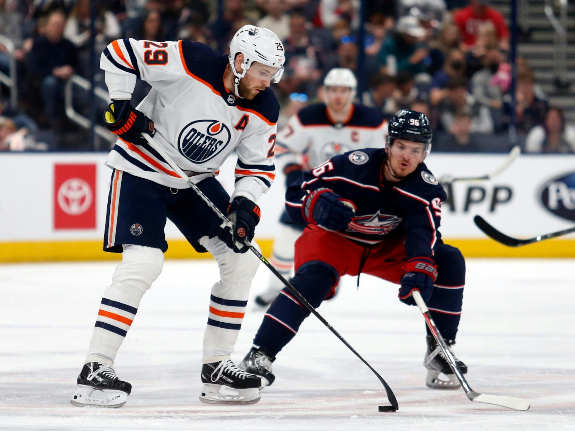 Edmontons Leon Draisaitl (l) in Aktion gegen Jack Roslovic von Columbus.