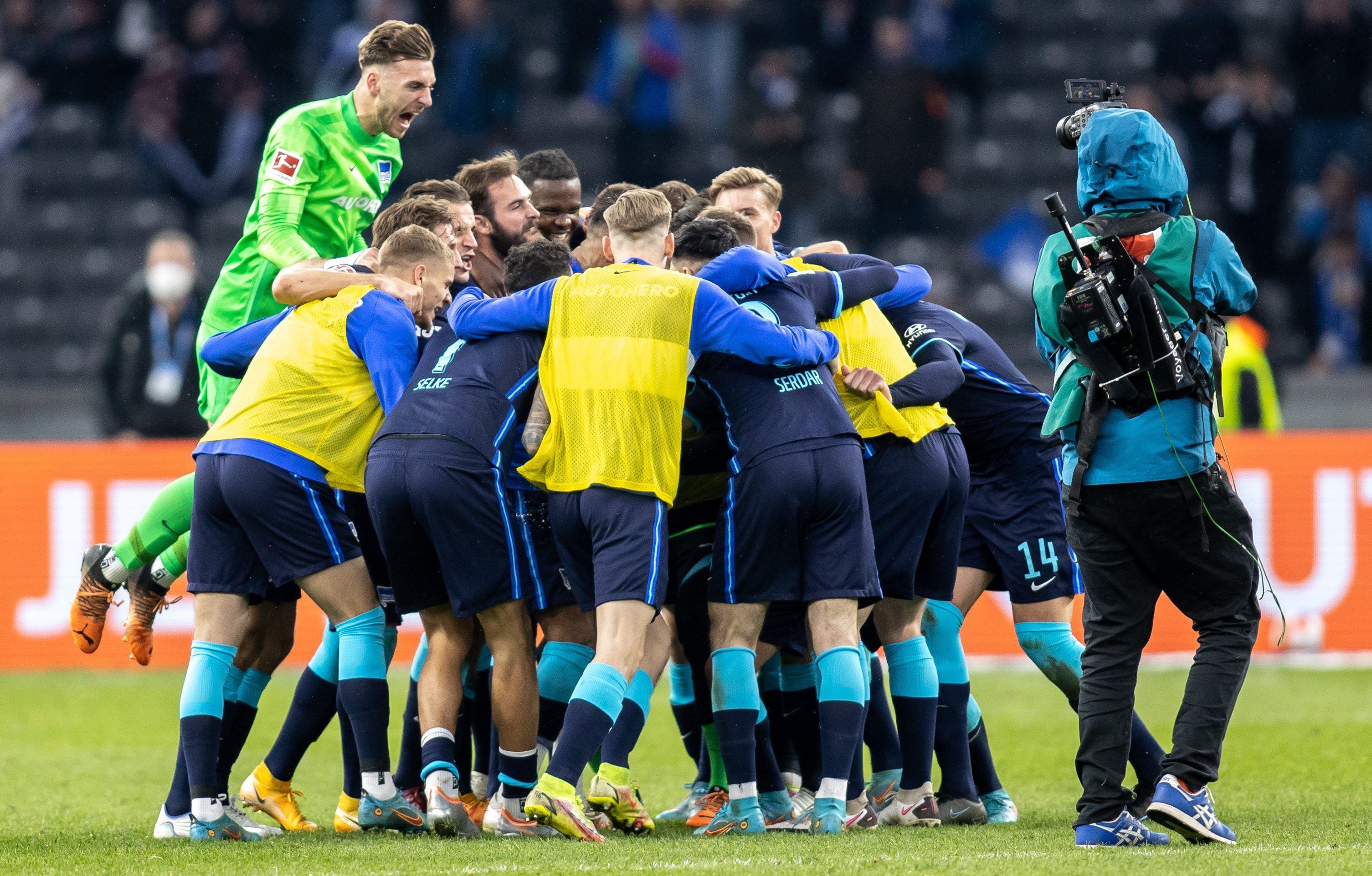 Das Team von Hertha BSC jubelt nach dem Sieg im Kreis.