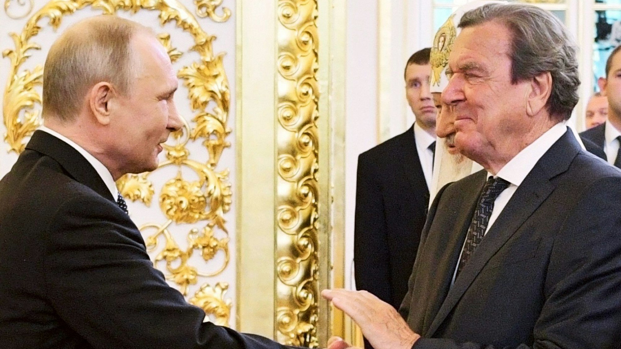 Gerhard Schröder und Wladimir Putin schütteln sich die Hand.
