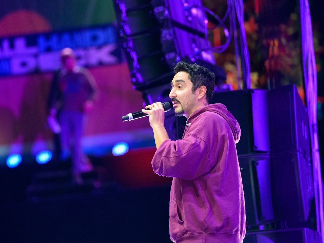 Rapper Eko Fresh performt auf der Bühne. Zahlreiche namhafte Musikerinnen und Musiker sowie Nachwuchskünstler haben die Bühne der Hamburger Barclays-Arena gerockt - ihr Publikum saß dabei allerdings großteils nicht auf den Rängen, sondern vor den Bildschirmen.