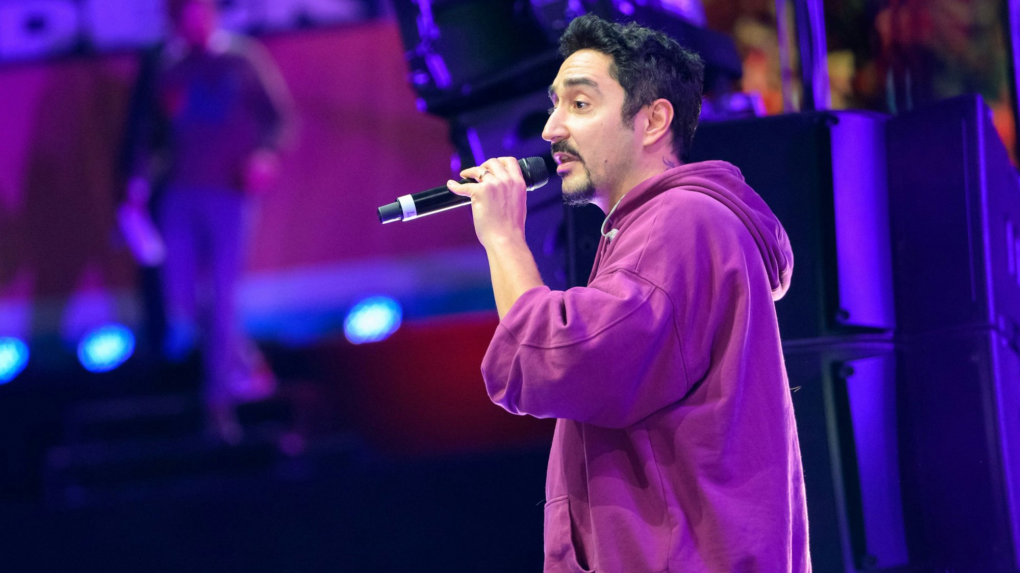 Rapper Eko Fresh performt auf der Bühne. Zahlreiche namhafte Musikerinnen und Musiker sowie Nachwuchskünstler haben die Bühne der Hamburger Barclays-Arena gerockt - ihr Publikum saß dabei allerdings großteils nicht auf den Rängen, sondern vor den Bildschirmen.