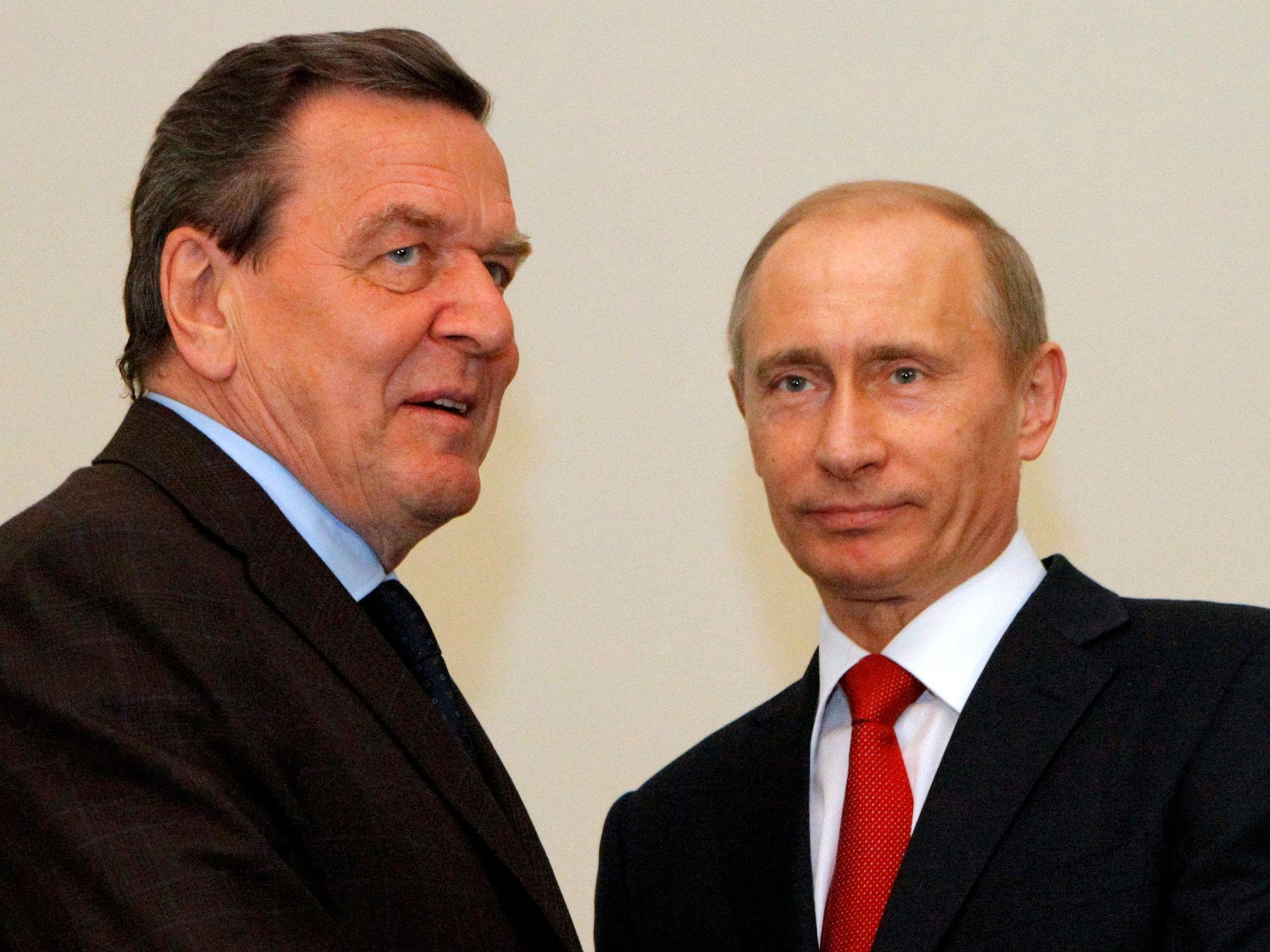Gerhard Schröder mit seinem langjährigen Freund Wladimir Putin im Jahr 2009.