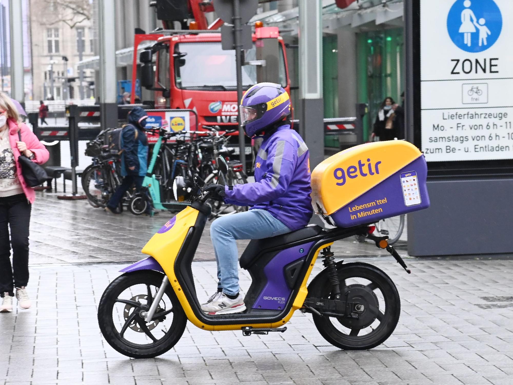 Der Lieferdienst getir liefert Lebensmittel auf dem E-Roller.