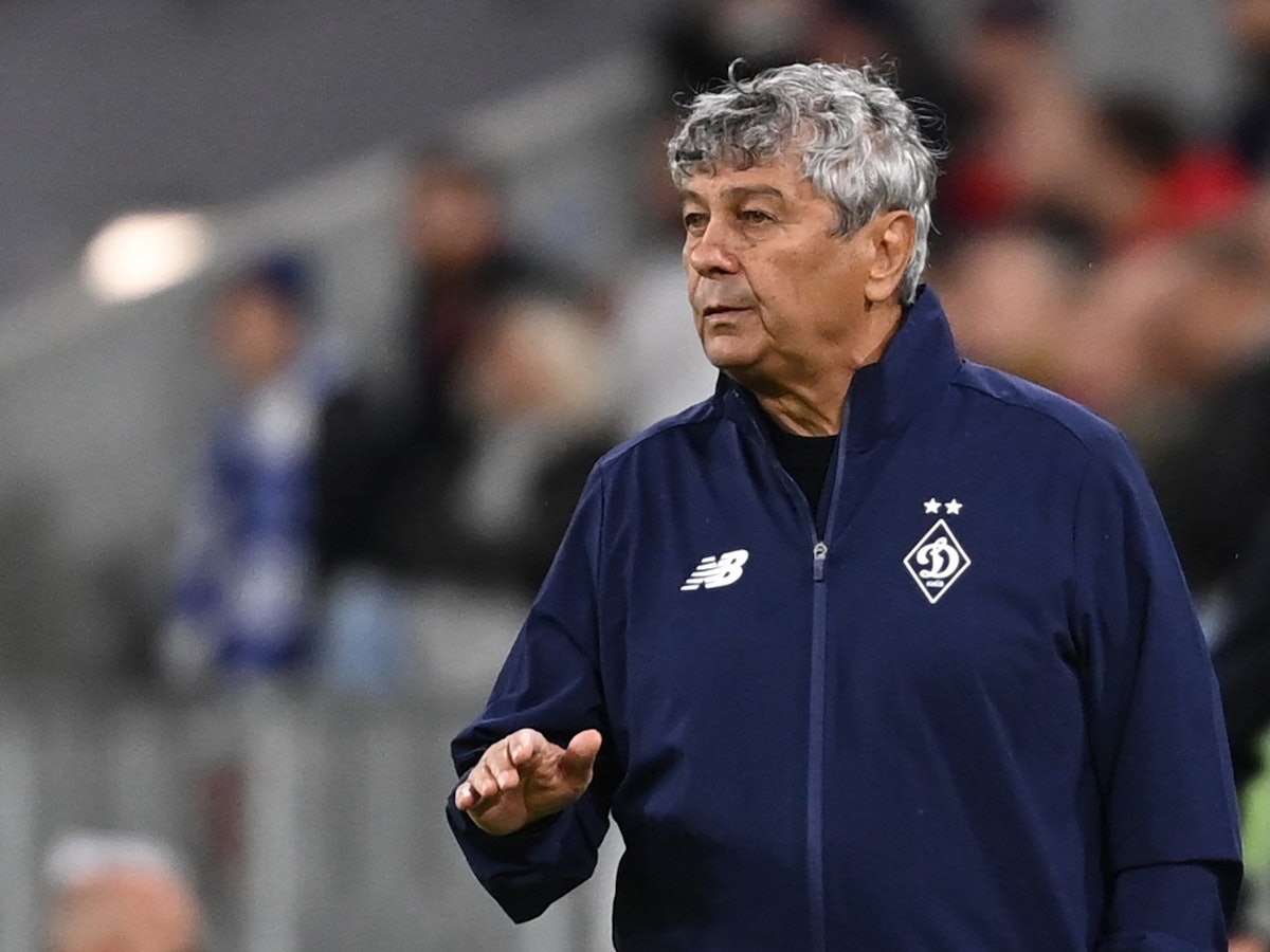 Mircea Lucescu steht am Spielfeldrand in der Allianz-Arena in München.