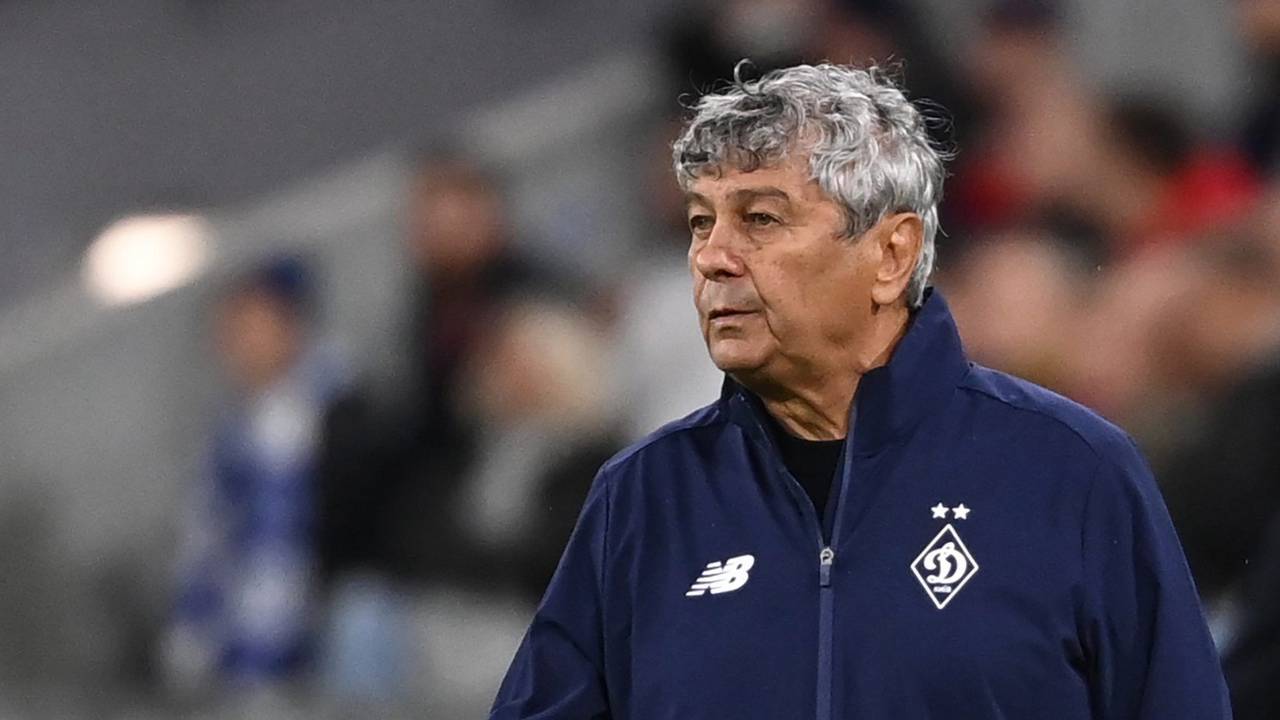 Mircea Lucescu steht am Spielfeldrand in der Allianz-Arena in München.