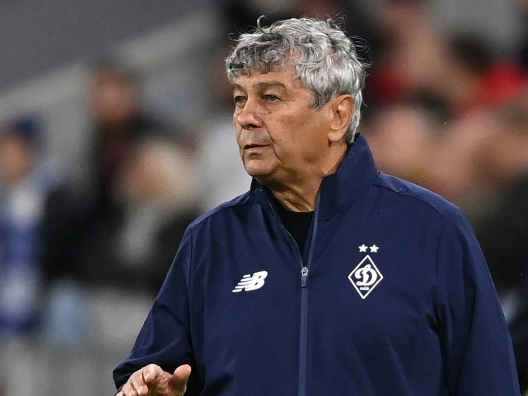 Mircea Lucescu steht am Spielfeldrand in der Allianz-Arena in München.