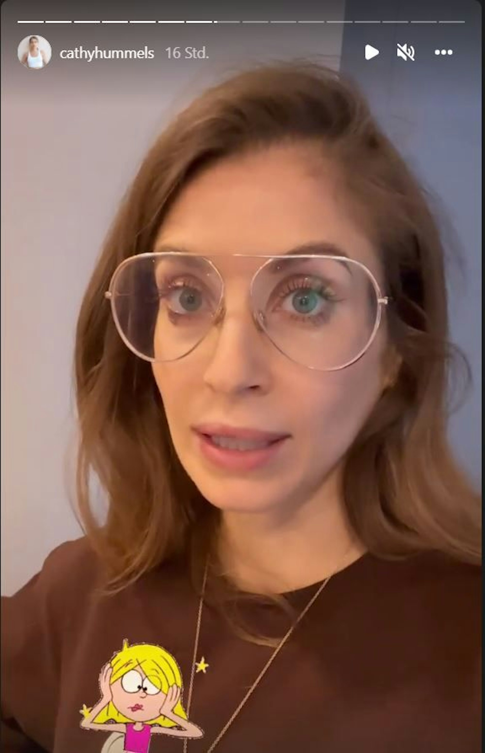 Cathy Hummels muss nach dem Unfall kurzzeitig eine Brille tragen. Ein Umstand, welcher der Influencerin überhaupt nicht gefällt, wie sie gesteht.