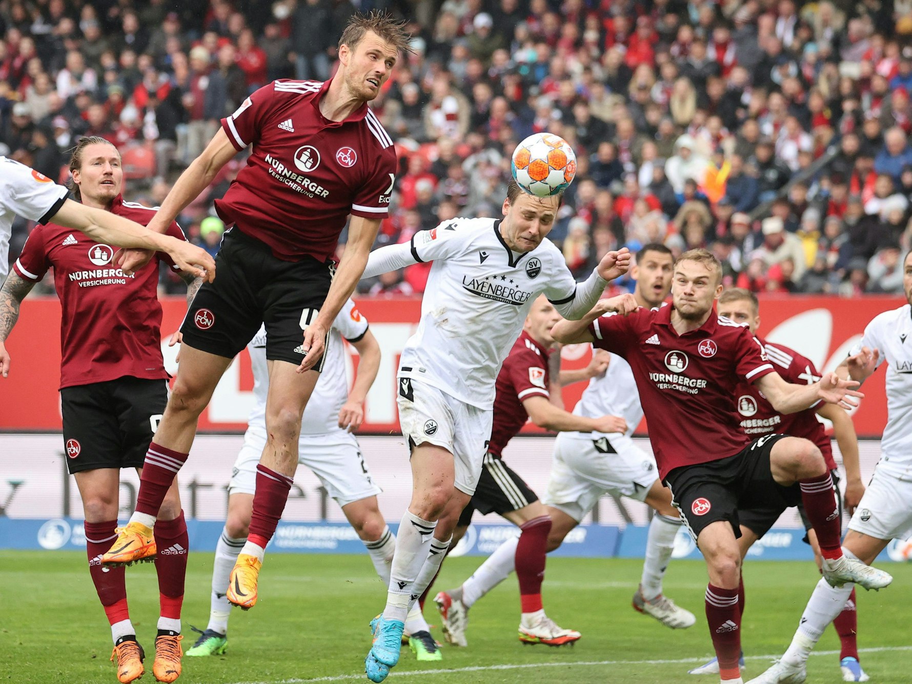 Tom Trybull (M) von Sandhausen erzielt den Treffer zum 2:3.