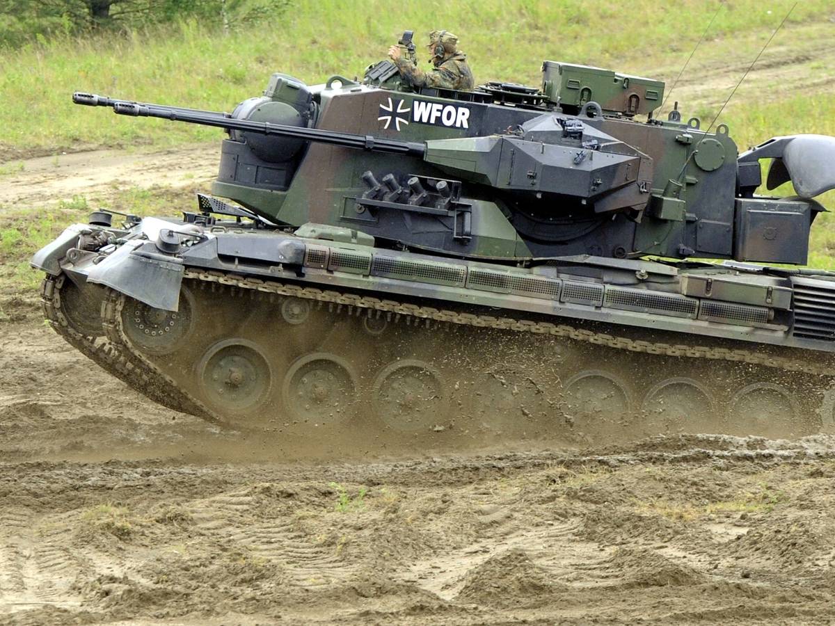 Ein Flakpanzer vom Typ Gepard fährt auf dem Truppenübungsplatz in Munster während der Informationslehrübung „Das Heer im Einsatz“ über das Gelände.