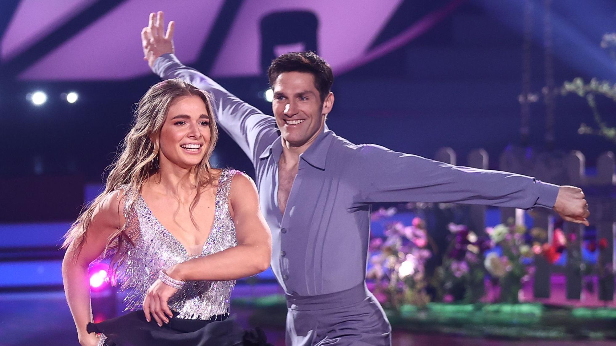Radiomoderatorin Lola Weippert und ihr Tanzpartner Christian Polanc im Mai 2021 in Köln. Auf Instagram zeigte die Brünette nun viel Haut.