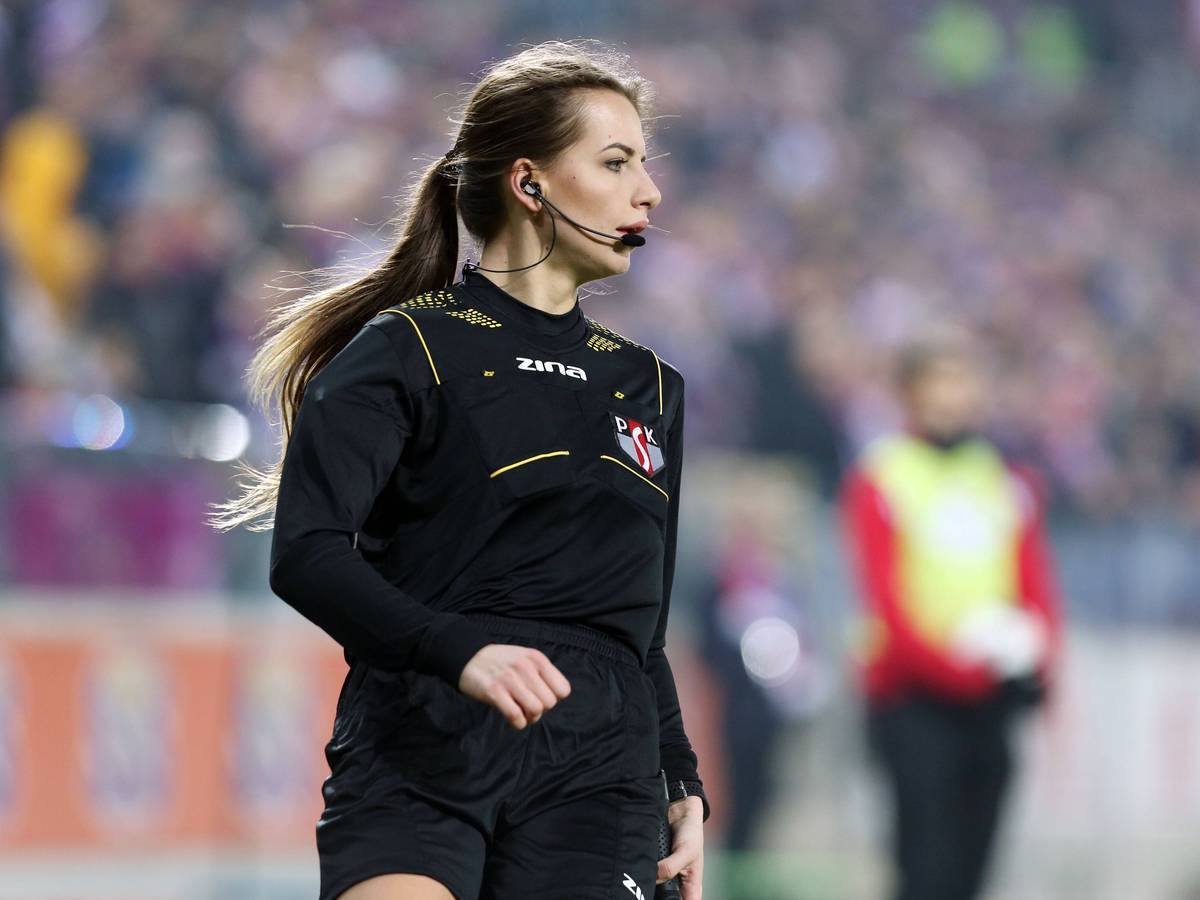 Karolina Bojar als Linienrichterin im Spiel Gornik Zabrze gegen Hajduk Split.