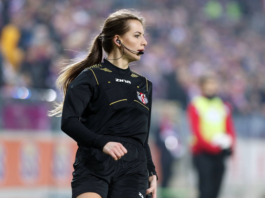 Karolina Bojar als Linienrichterin im Spiel Gornik Zabrze gegen Hajduk Split.