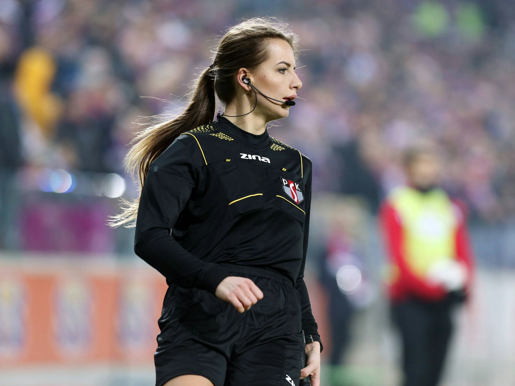 Karolina Bojar als Linienrichterin im Spiel Gornik Zabrze gegen Hajduk Split.