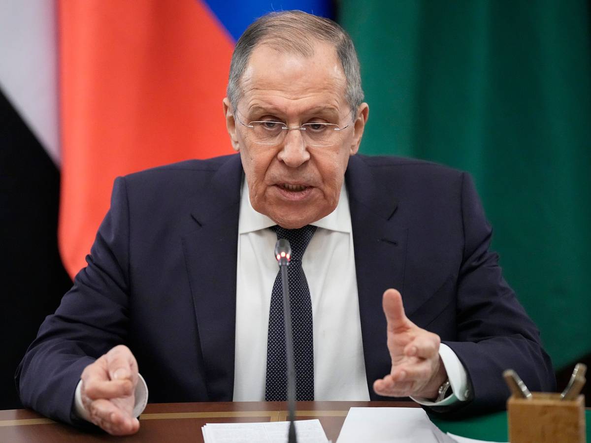 Sergej Lawrow, Außenminister von Russland (hier am 4. April), warnt vor einem Dritten Weltkrieg angesichts des Vorhabens der Nato, vermehrt schwere Waffen in die Ukraine zu liefern.