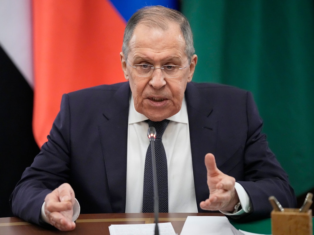Sergej Lawrow, Außenminister von Russland (hier am 4. April), warnt vor einem Dritten Weltkrieg angesichts des Vorhabens der Nato, vermehrt schwere Waffen in die Ukraine zu liefern.