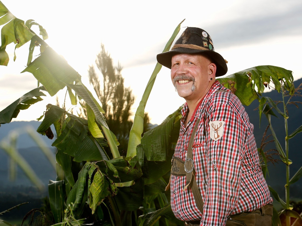 Bei Kaffeebauer Félix, hier bei den Aufnahmen zu „Bauer sucht Frau International“, hängt schon in der ersten Nacht der Haussegen schief.