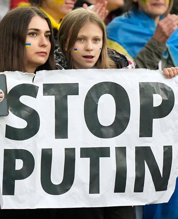 Fans halten beim Benefizspiel Borussia Dortmund gegen Dynamo Kyjiw ein Banner mit der Aufschrift „Stop Putin“