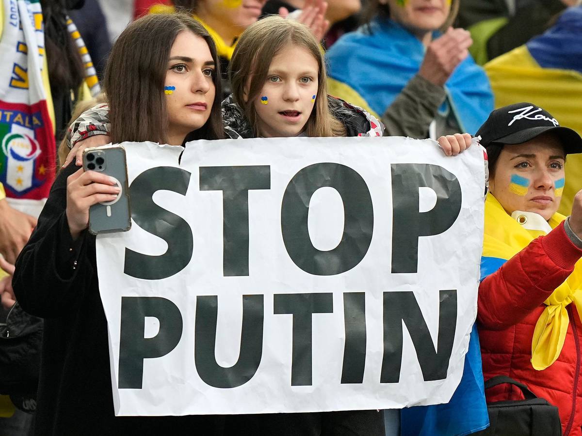 Fans halten beim Benefizspiel Borussia Dortmund gegen Dynamo Kyjiw ein Banner mit der Aufschrift „Stop Putin“