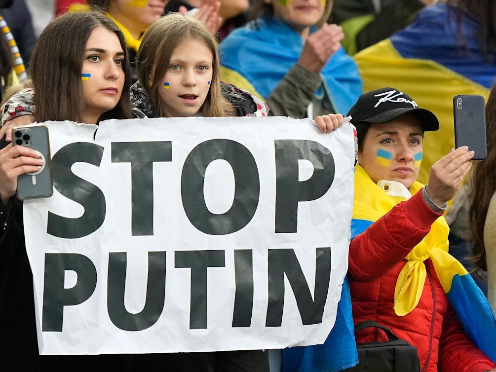 Fans halten beim Benefizspiel Borussia Dortmund gegen Dynamo Kyjiw ein Banner mit der Aufschrift „Stop Putin“