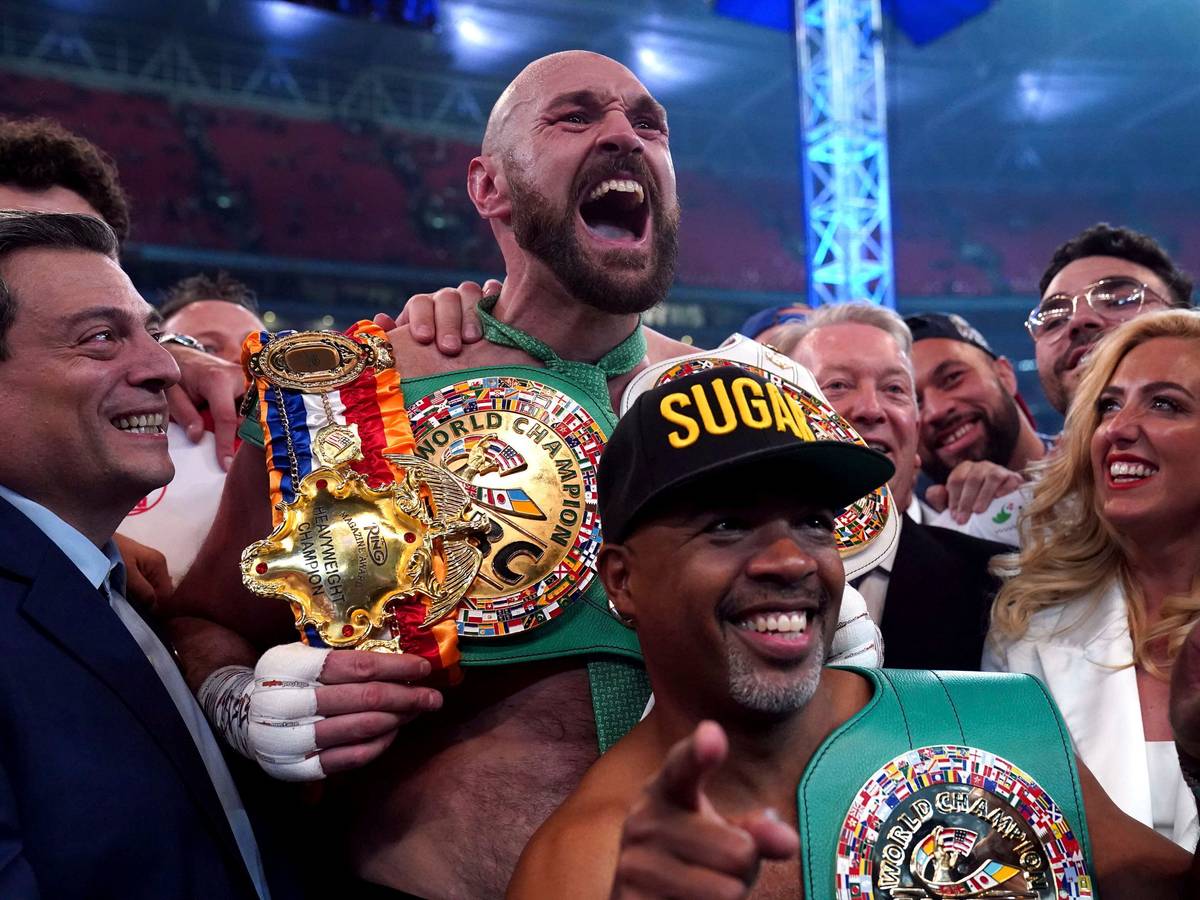 Tyson Fury feiert seinen Box-WM-Titel.