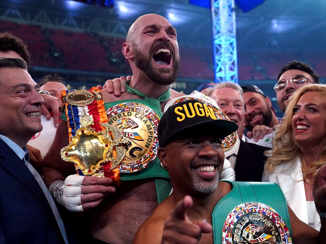 Tyson Fury feiert seinen Box-WM-Titel.