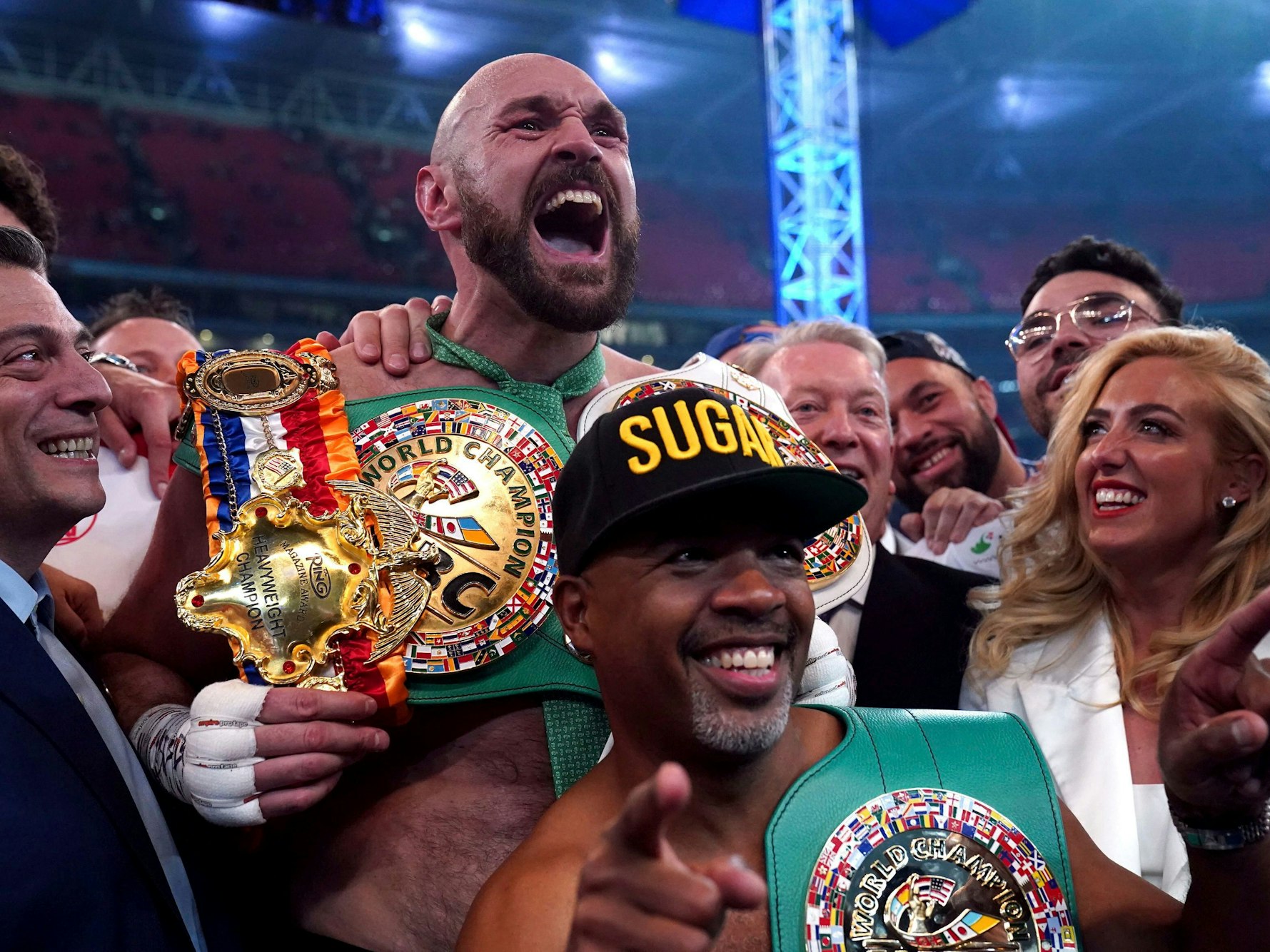 Tyson Fury feiert seinen Box-WM-Titel.