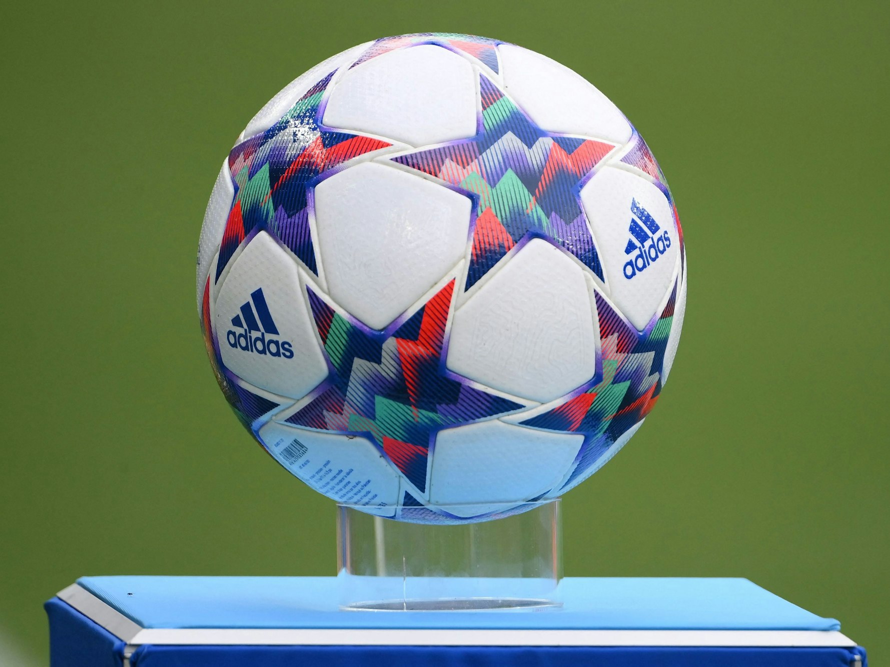 Ein Fußball liegt auf dem Tisch vor dem Spiel der Frauen zwischen Barcelona und Wolfsburg.