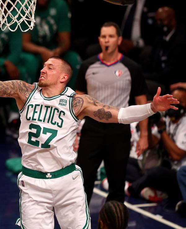 Daniel Theis blockt einen Wurf von Kyrie Irving.