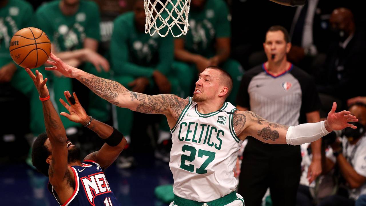 Daniel Theis blockt einen Wurf von Kyrie Irving.