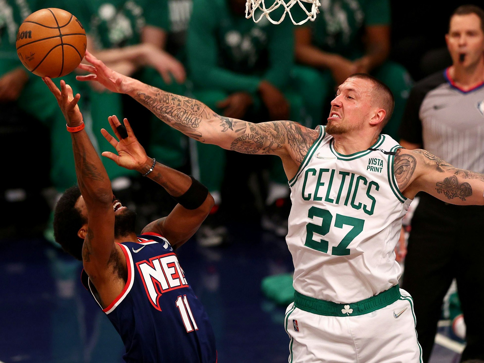 Daniel Theis blockt einen Wurf von Kyrie Irving.
