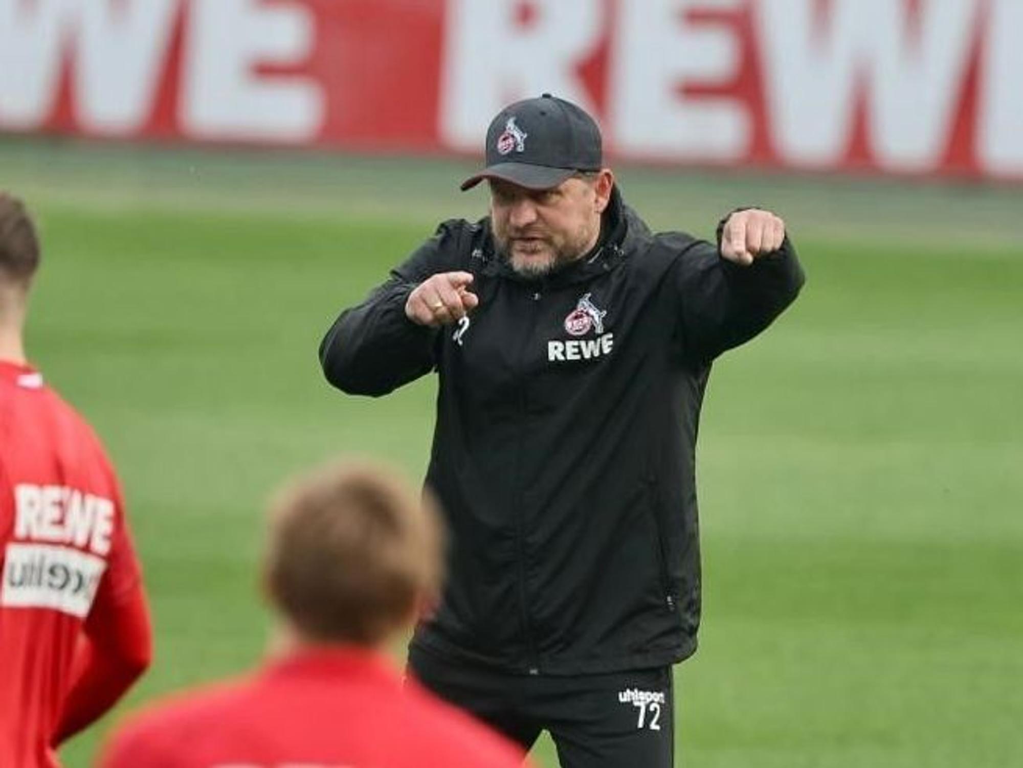 FC-Trainer Steffen Baumgart agiert bei der Einheit am Geißbockheim auf dem Platz.