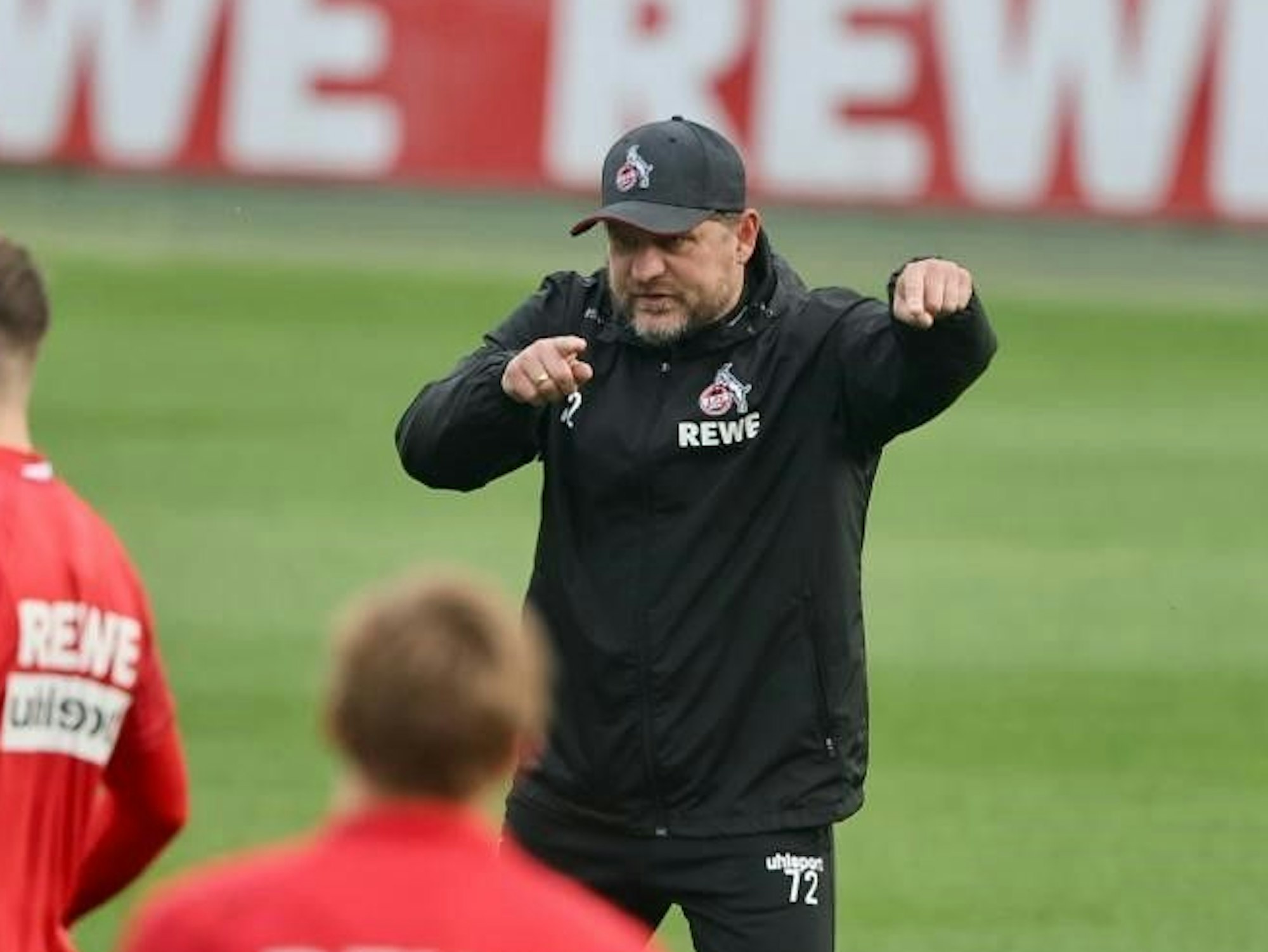 FC-Trainer Steffen Baumgart agiert bei der Einheit am Geißbockheim auf dem Platz.