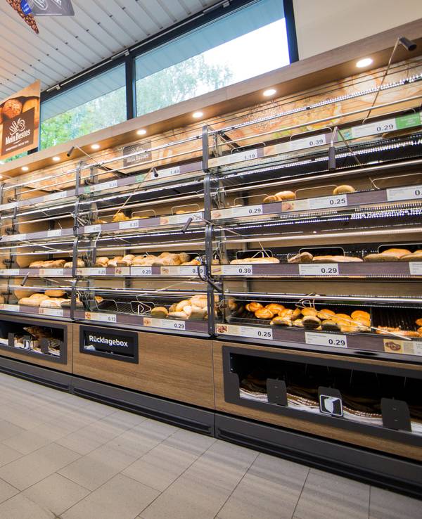 Brötchen und Brote liegen in einem Ladenlokal von Aldi Nord
