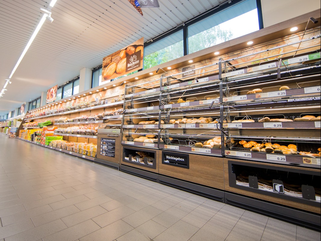 Brötchen und Brote liegen in einem Ladenlokal von Aldi Nord