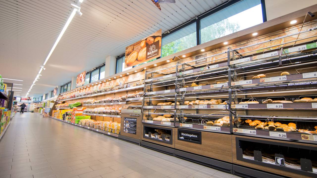 Brötchen und Brote liegen in einem Ladenlokal von Aldi Nord