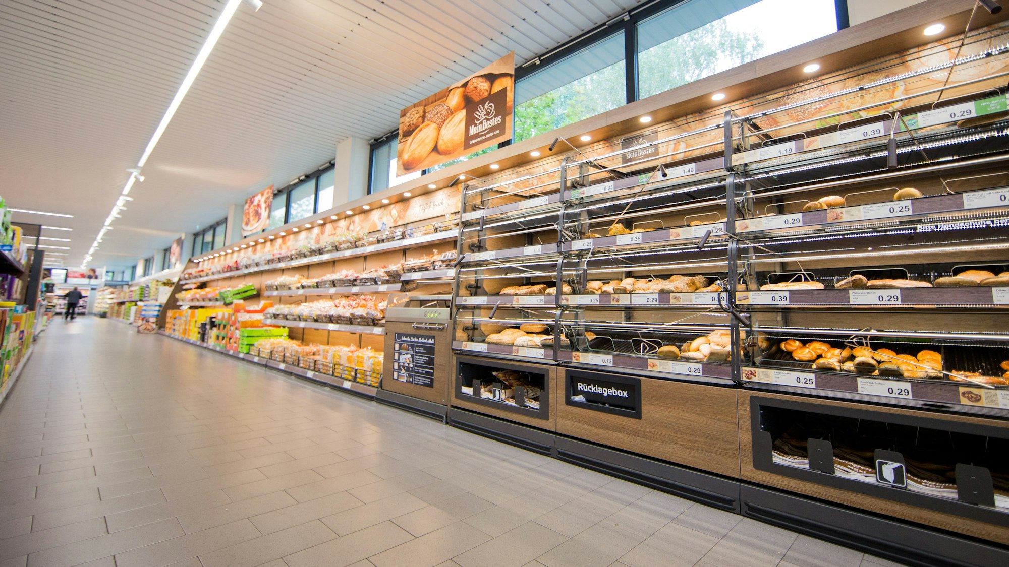Ein Foto zeigt die große Auswahl an Broten und Brötchen in einer Aldi-Filiale (Symbolfoto von 2016),