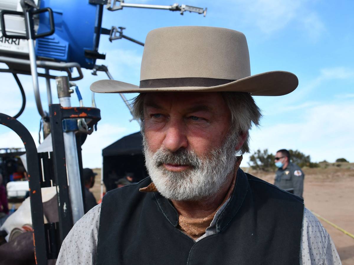 Alec Baldwin steht am Set des Western „Rust“. Diese Szene ist Teil eines Videos, das die Ermittlungs-Behörden nun veröffentlichten.