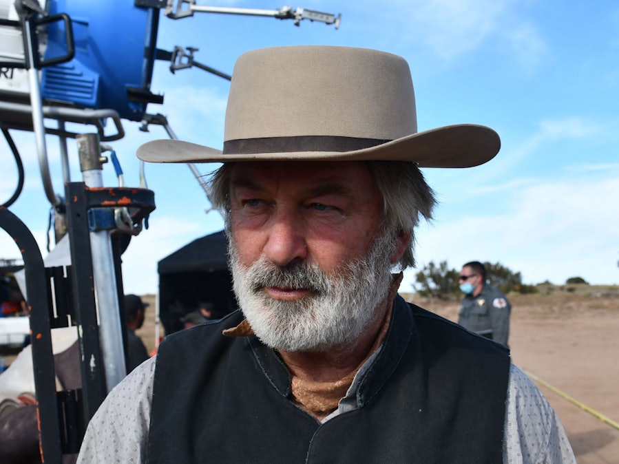 Alec Baldwin steht am Set des Western „Rust“. Diese Szene ist Teil eines Videos, das die Ermittlungs-Behörden nun veröffentlichten.